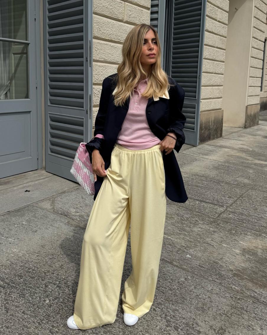 Современная пастель отлично сочетается с контрастными тёмными цветами.