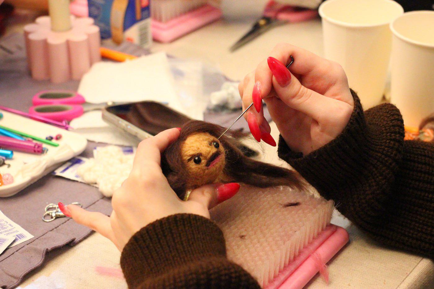 "Сваляй бывшего и проткни его иголками": необычный мастер-класс появился в Москве