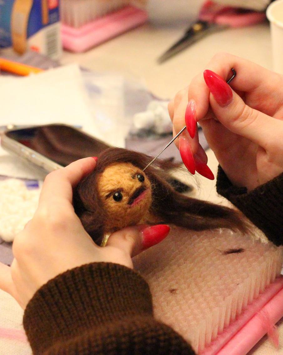 "Сейчас сваляю, пусть стоит и смотрит, кого потерял": как в Москве девушки "бывших" иголками протыкают