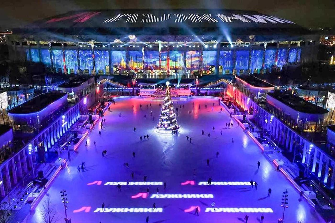 В Москве работают бесплатные спортивные площадки для зимнего досуга