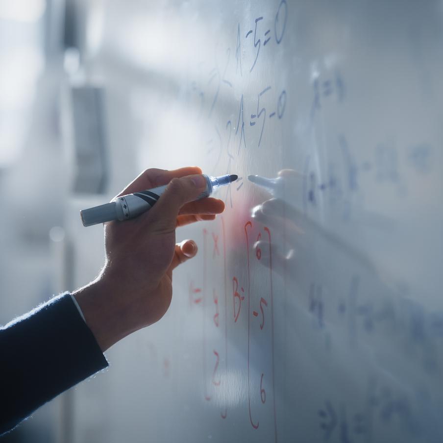 Российский математик нашёл решение "вечной" задачи, не решаемой 190 лет. Иван Ремизов, российский учёный из НИУ ВШЭ и Института проблем передачи информации РАН, совершил настоящий прорыв в математике, решив задачу, которая оставалась нерешённой на протяжении 190 лет. Речь идёт о классе дифференциальных уравнений второго порядка с переменными коэффициентами