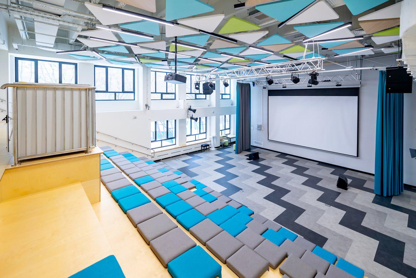 Власти рассчитывают, что разнообразие дизайнерских решений поможет создать более гибкую и дружелюбную образовательную среду.