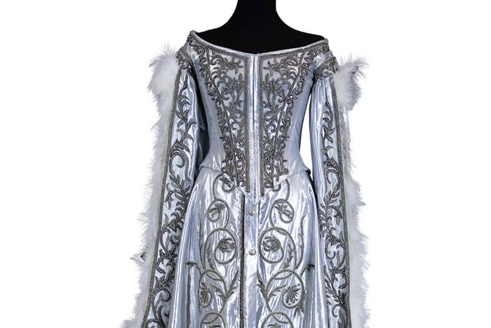 Какие уникальные предметы реквизита хранятся в центре "Жар-птица"