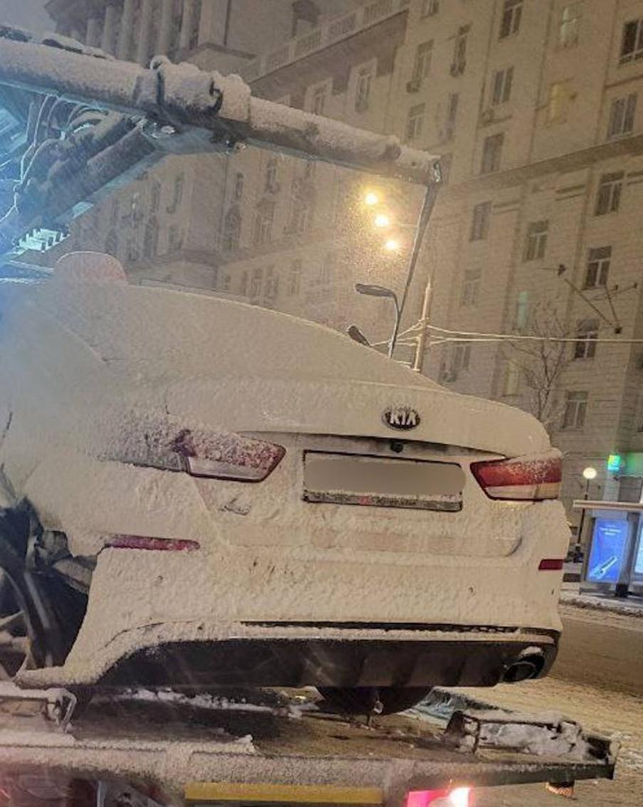 Служба эвакуации "Московского паркинга" помогает автомобилистам во время снегопада