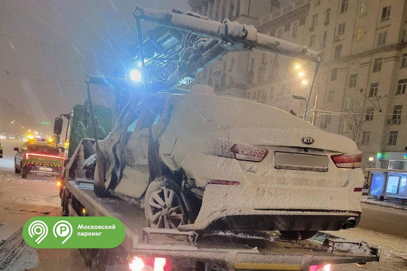Служба эвакуации "Московского паркинга" помогает автомобилистам во время снегопада