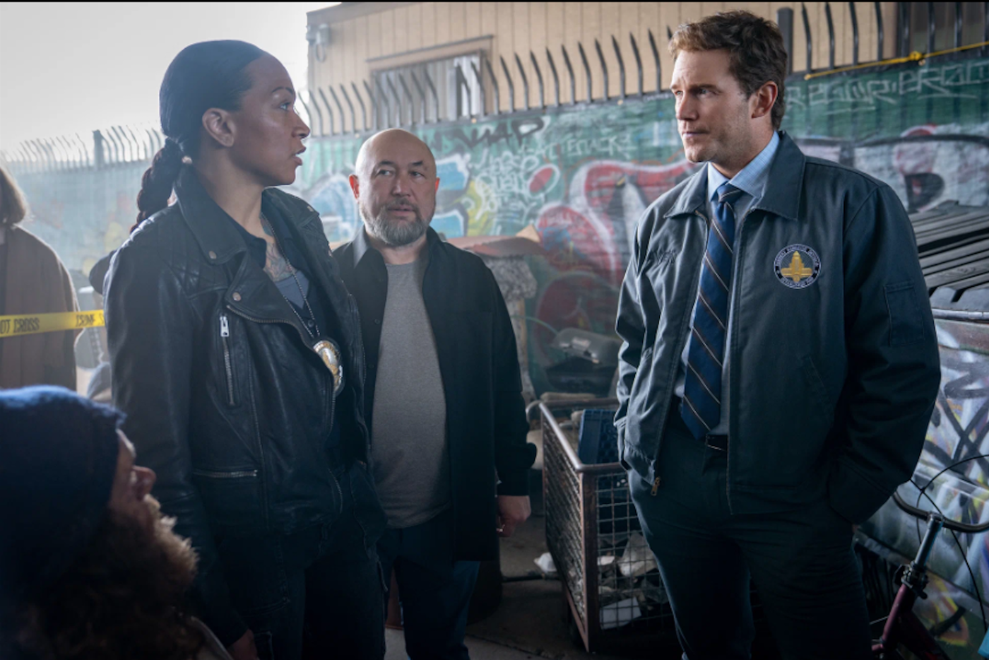 Кали Реис, Тимур Бекмамбетов и Крис Пратт на съёмках фильма "Казнить нельзя помиловать".