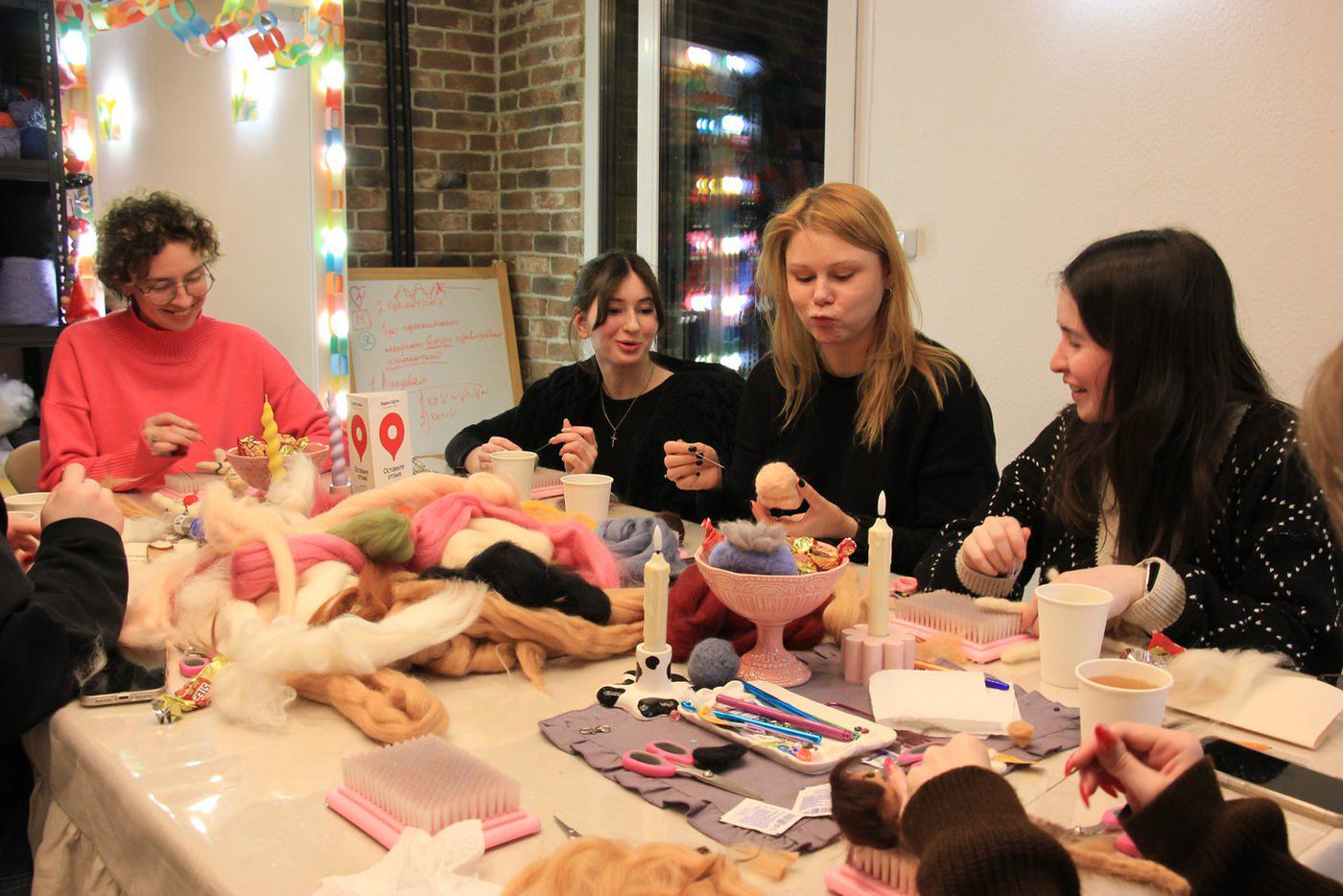 За столом царила атмосфера доброго дружеского девичника.