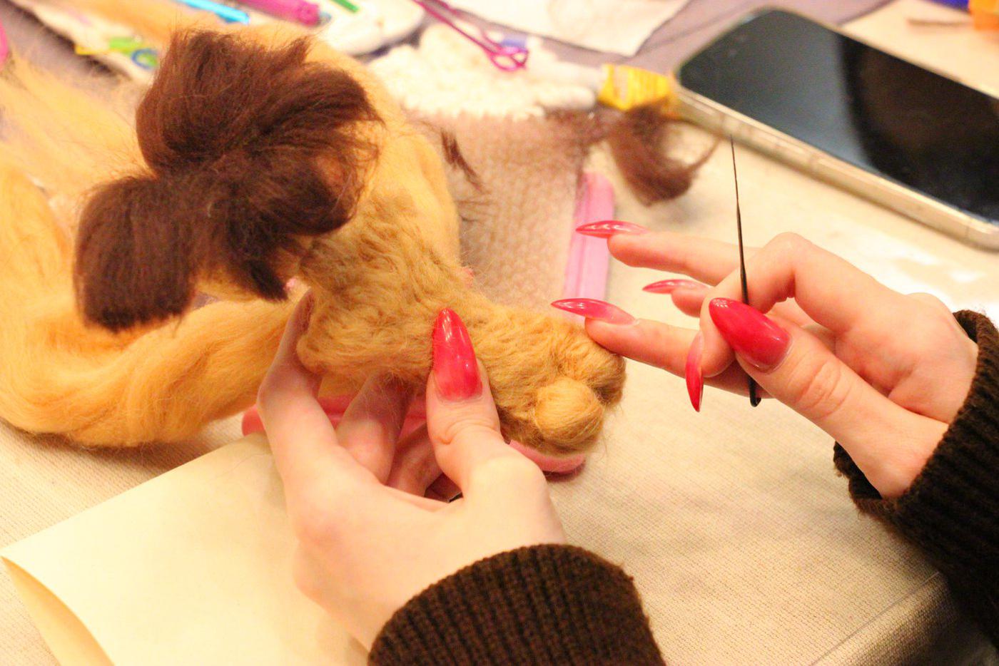 Не прошло и пары минут, как у куклы уже образовалась пятая точка.