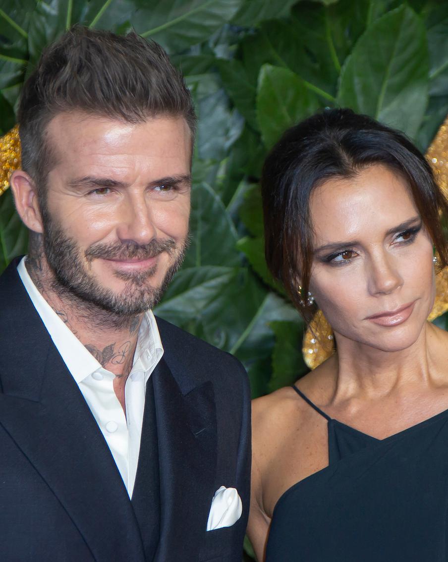 Бекхэм стала кавалером, а Фаррелл рыцарем: певцы и дизайнеры получили французские награды