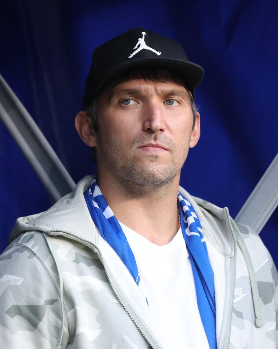 Овечкин обновил рекорд НХЛ, забросив 919-ю шайбу в регулярных чемпионатах. Александр Овечкин, нападающий клуба "Вашингтон Кэпиталз", установил новый рекорд результативности, забросив шайбу в выездном матче регулярного чемпионата Национальной хоккейной лиги (НХЛ) против "Сиэтла". Несмотря на гол Овечкина, матч закончился победой хозяев со счётом 5:1