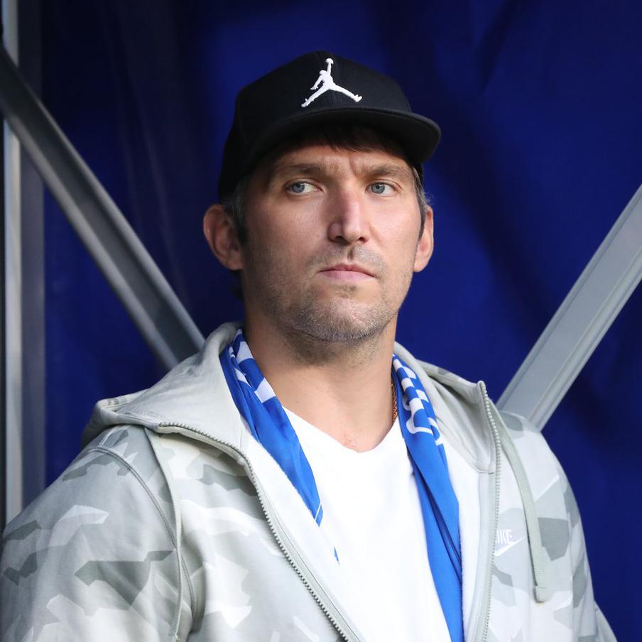 Овечкин обновил рекорд НХЛ, забросив 919-ю шайбу в регулярных чемпионатах. Александр Овечкин, нападающий клуба "Вашингтон Кэпиталз", установил новый рекорд результативности, забросив шайбу в выездном матче регулярного чемпионата Национальной хоккейной лиги (НХЛ) против "Сиэтла". Несмотря на гол Овечкина, матч закончился победой хозяев со счётом 5:1