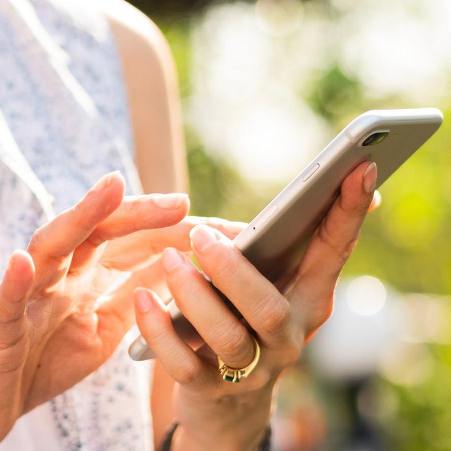 Банковские звонки в России перестали помечать для пользователей. Сотовые операторы с конца января отключили идентификацию вызовов от крупнейших банков. Причиной стала отсутствие договоров на услугу маркировки, которая должна защищать клиентов от телефонных мошенников