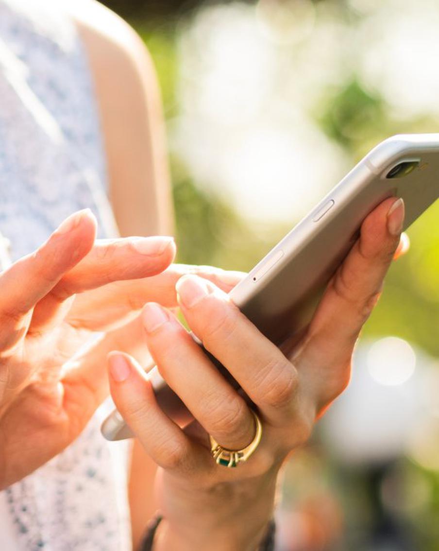 Банковские звонки в России перестали помечать для пользователей. Сотовые операторы с конца января отключили идентификацию вызовов от крупнейших банков. Причиной стала отсутствие договоров на услугу маркировки, которая должна защищать клиентов от телефонных мошенников