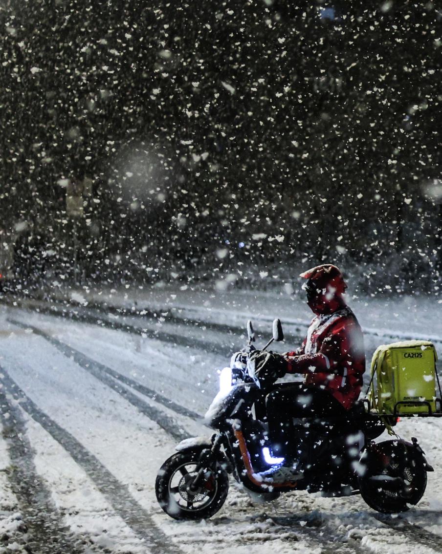 Спрос на курьеров на полный день впервые пошёл на спад. Рынок доставки меняется: вакансий с полной занятостью стало меньше, а предложения с гибким графиком резко выросли. Эксперты объясняют тренд выгодой для бизнеса и соискателей