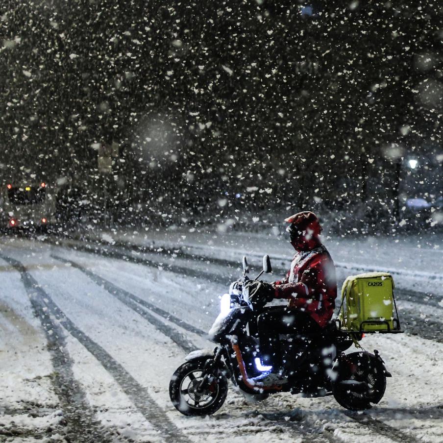 Спрос на курьеров на полный день впервые пошёл на спад. Рынок доставки меняется: вакансий с полной занятостью стало меньше, а предложения с гибким графиком резко выросли. Эксперты объясняют тренд выгодой для бизнеса и соискателей