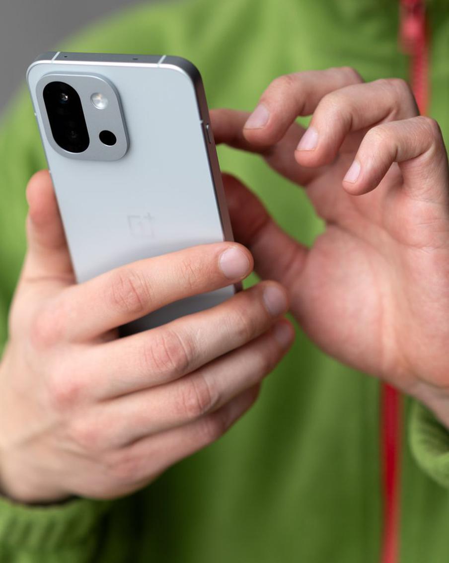 "Сбер", ВТБ и "Альфа-банк" лишились обязательной маркировки звонков своим клиентам. С 27 января клиенты банков "Сбер", ВТБ и "Альфа-Банк" перестали видеть идентификацию входящих звонков от этих учреждений на своих мобильных устройствах. Вместо привычной пометки "банк" теперь отображается надпись "звонок без маркировки"