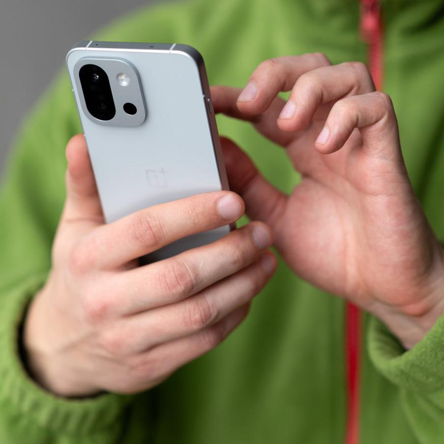 "Сбер", ВТБ и "Альфа-банк" лишились обязательной маркировки звонков своим клиентам. С 27 января клиенты банков "Сбер", ВТБ и "Альфа-Банк" перестали видеть идентификацию входящих звонков от этих учреждений на своих мобильных устройствах. Вместо привычной пометки "банк" теперь отображается надпись "звонок без маркировки"