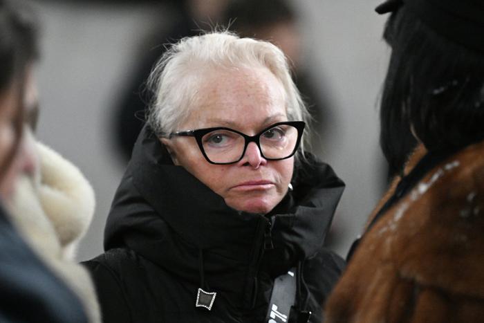 Чёрная от горя Лариса Долина на похоронах: оторвавшийся тромб стал причиной ухода близкого