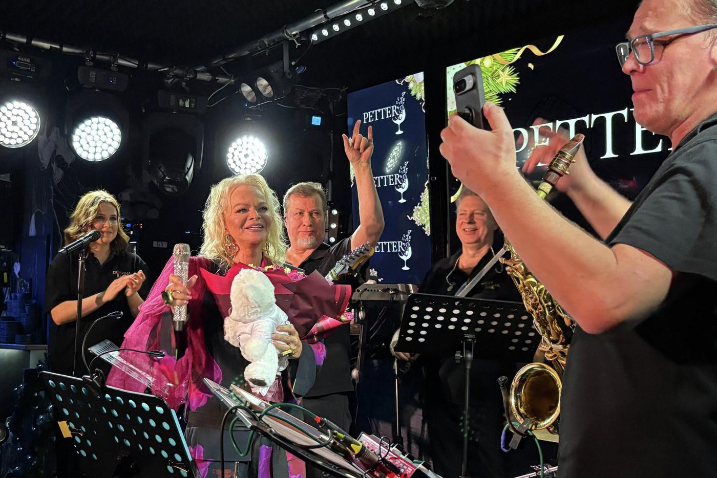 Накануне похорон Лариса Долина выступила на концерте в музыкальном баре "Петтер" в Москве. 