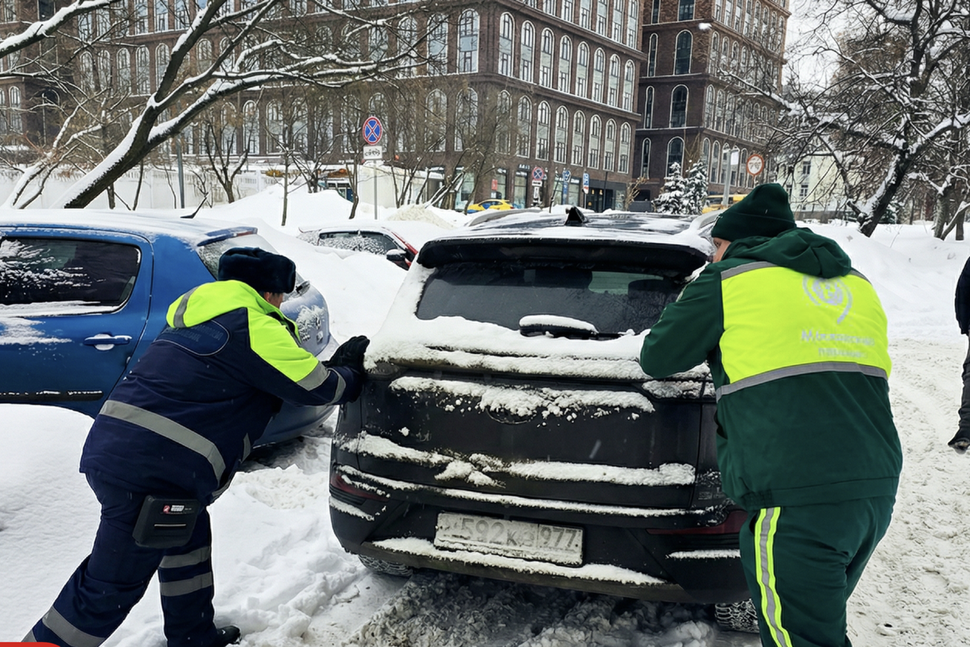 Инспекторы МАДИ вместе с работниками службы эвакуации "Московского паркинга" помогают водителям в снегопады