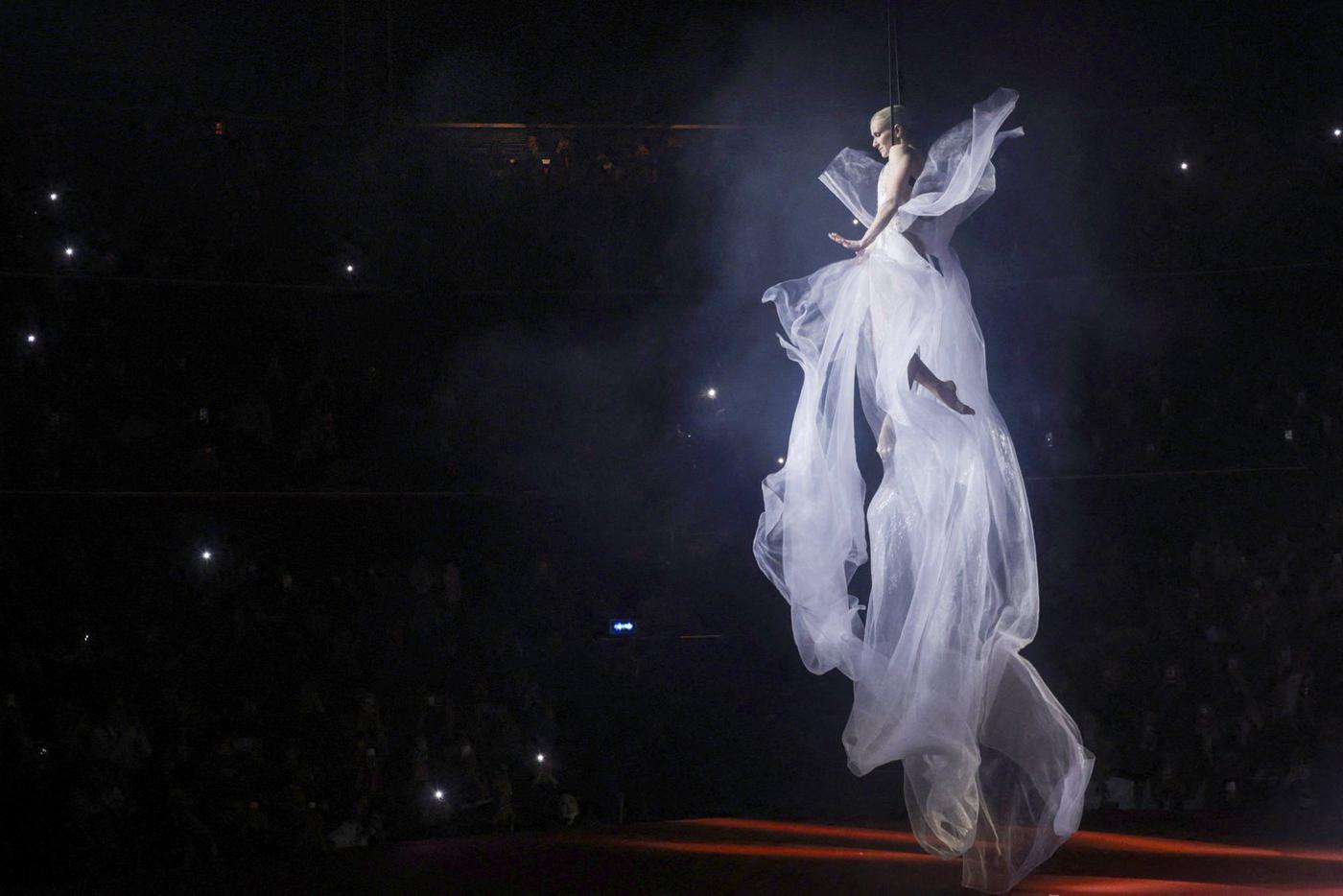 Воздушная гимнастка под куполом цирка.