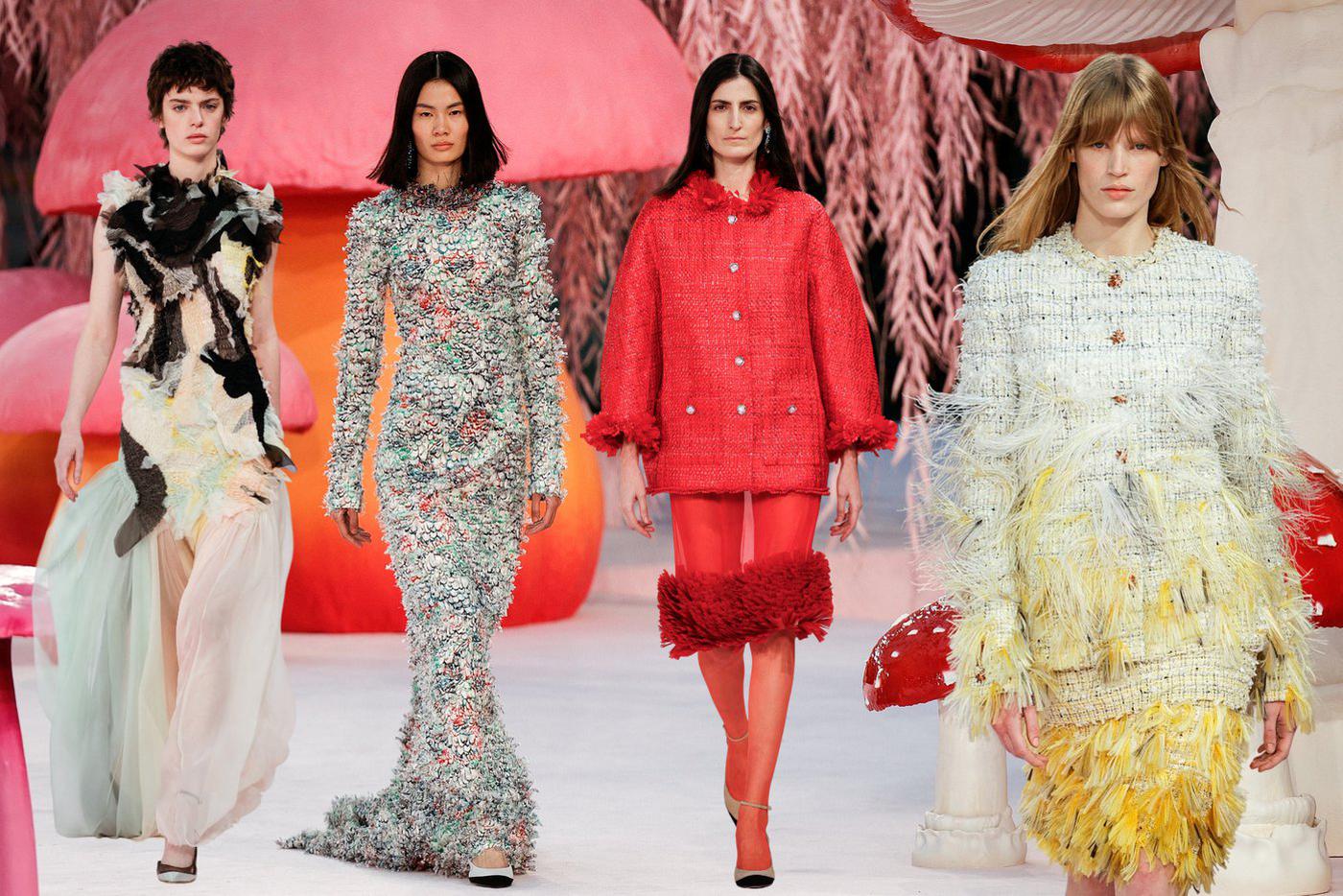 Модели на шоу Chanel Couture.