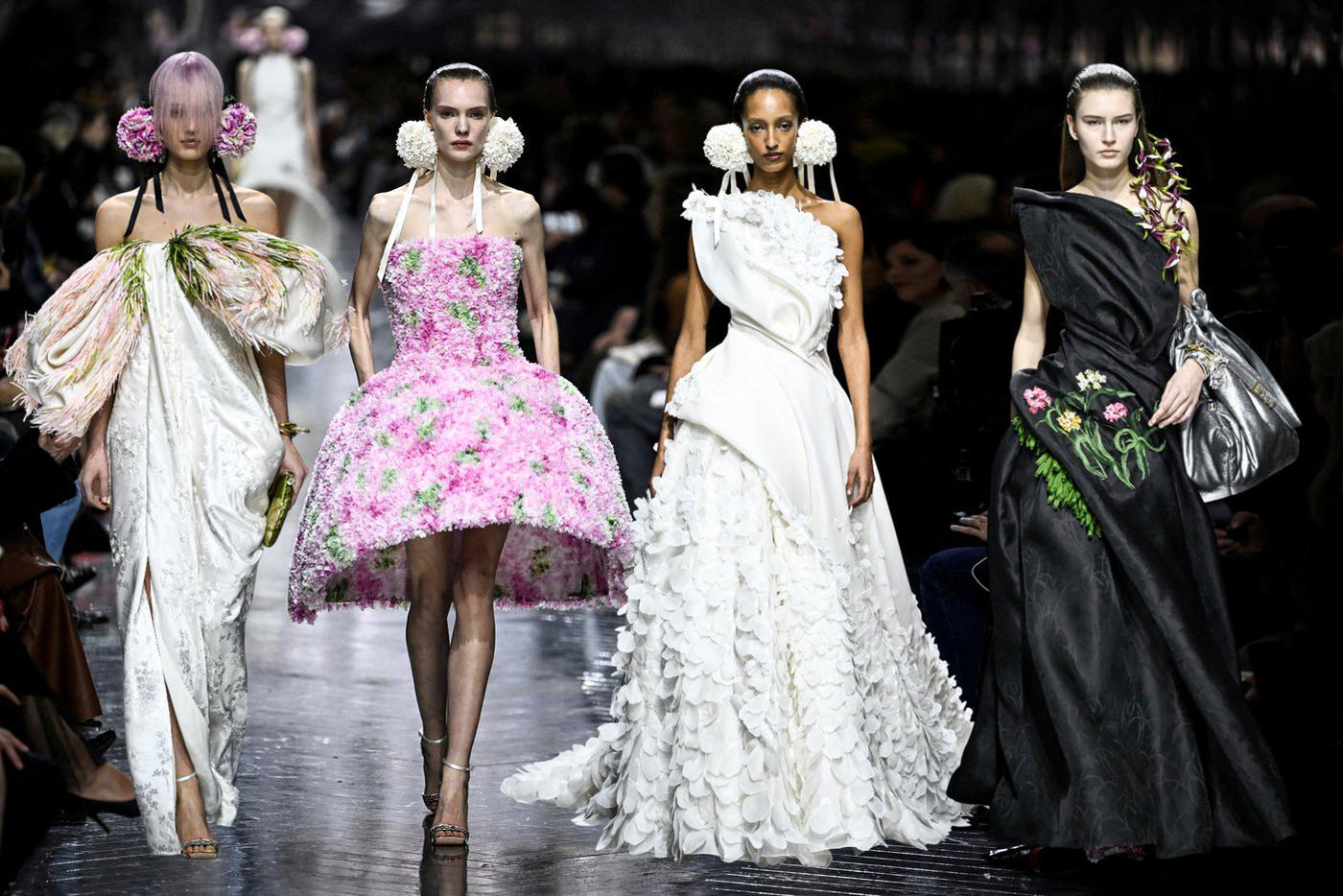 Модели на шоу Dior Couture.