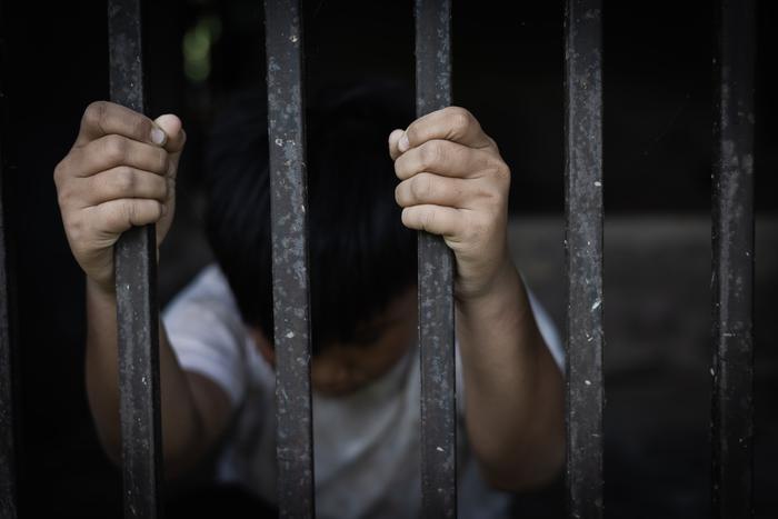 Разгул детской преступности в Швеции: как подростки попадают в банды и что с этим делать