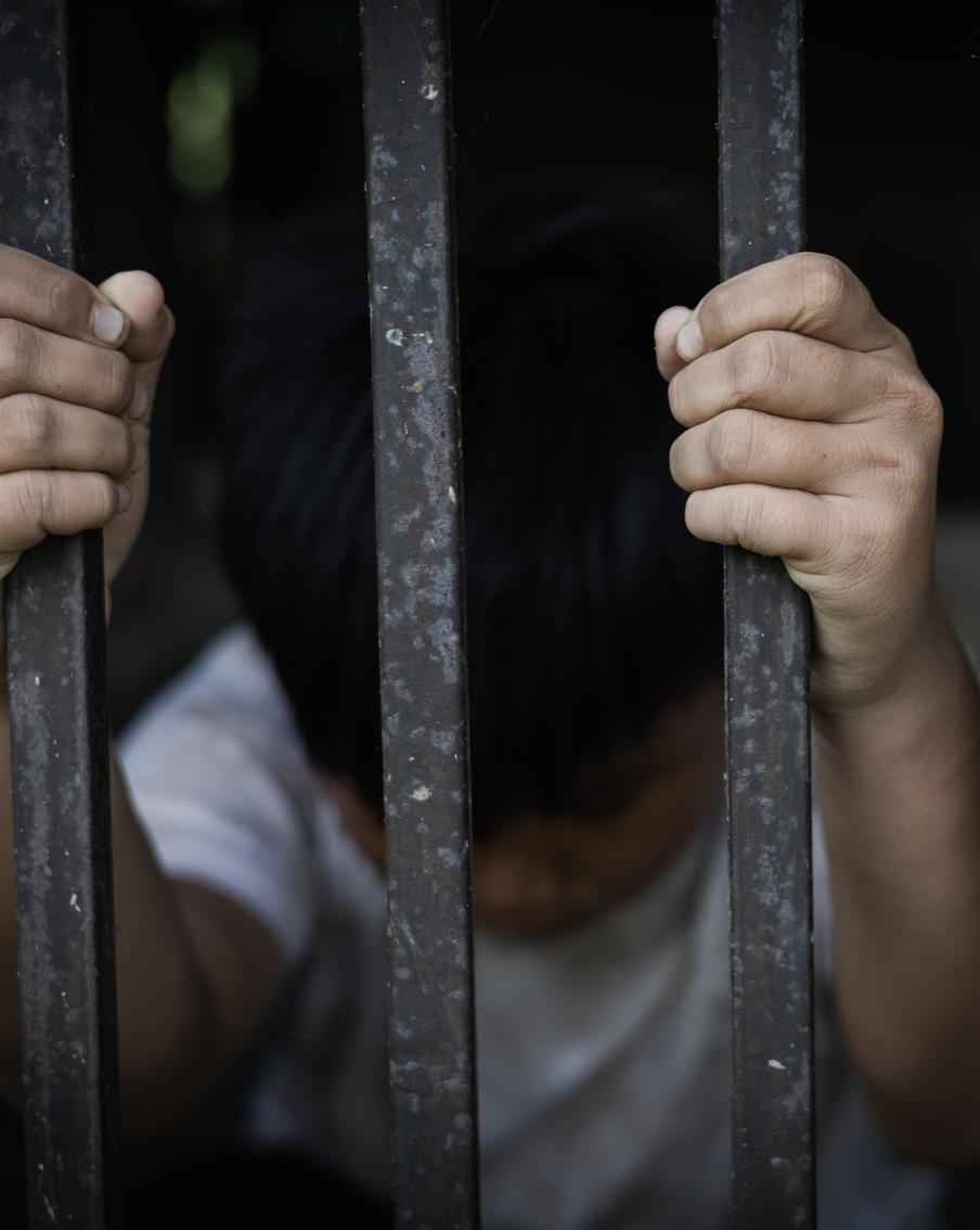 Разгул детской преступности в Швеции: как подростки попадают в банды и что с этим делать