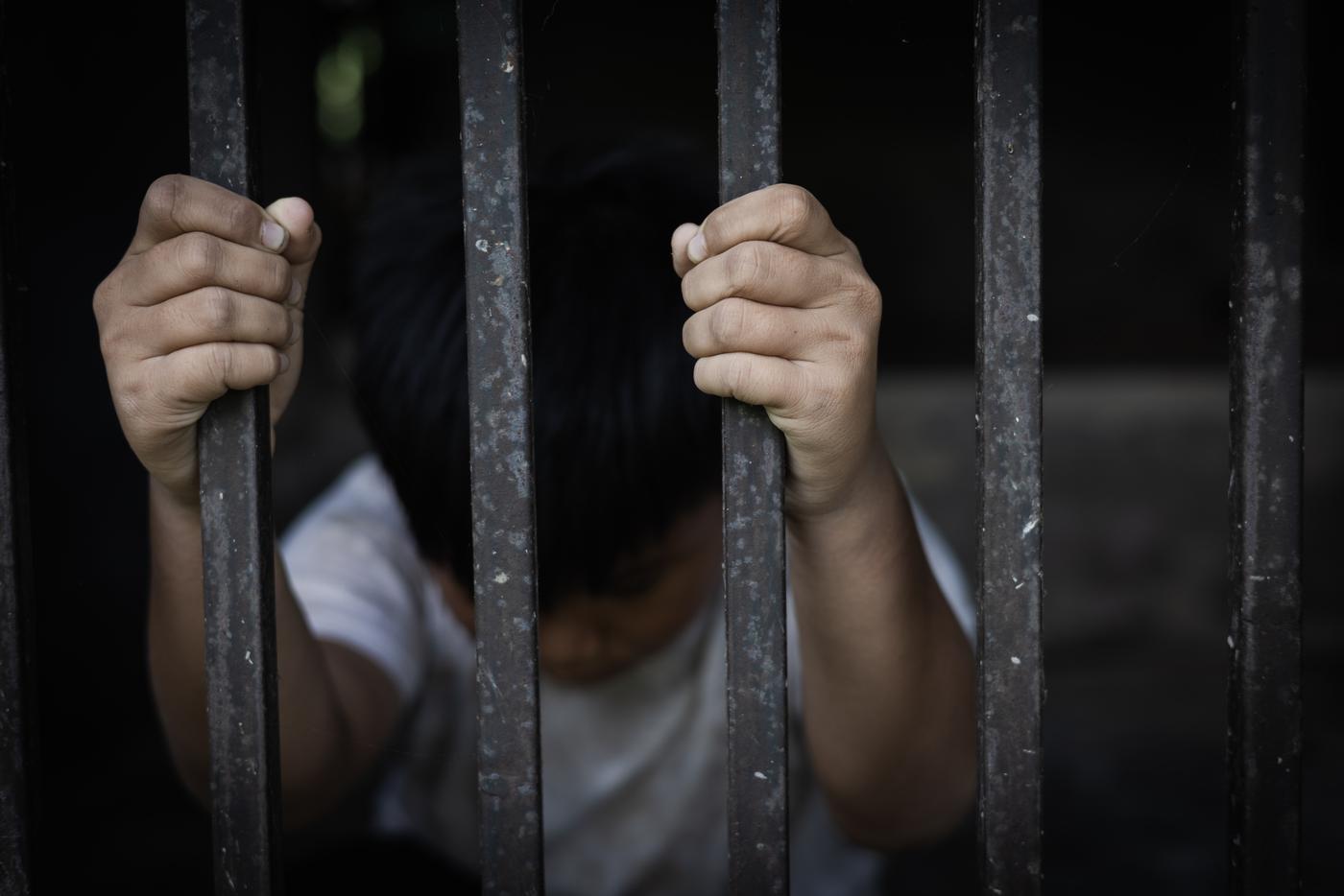 Разгул детской преступности в Швеции: как подростки попадают в банды и что с этим делать