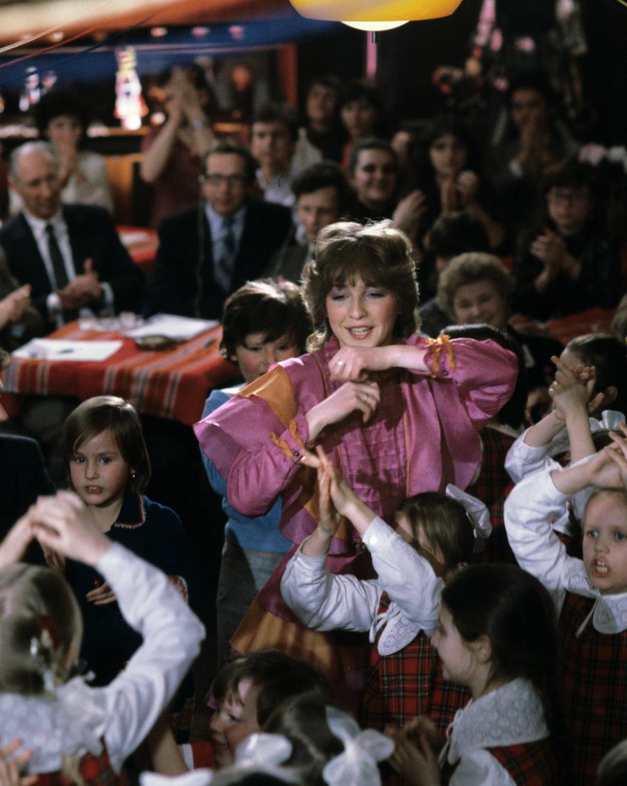 Выступление певицы Екатерины Семёновой с Большим детским хором Центрального телевидения и Всесоюзного радио в фестивальном клубе "Дружба" при посольстве НРБ в СССР. 