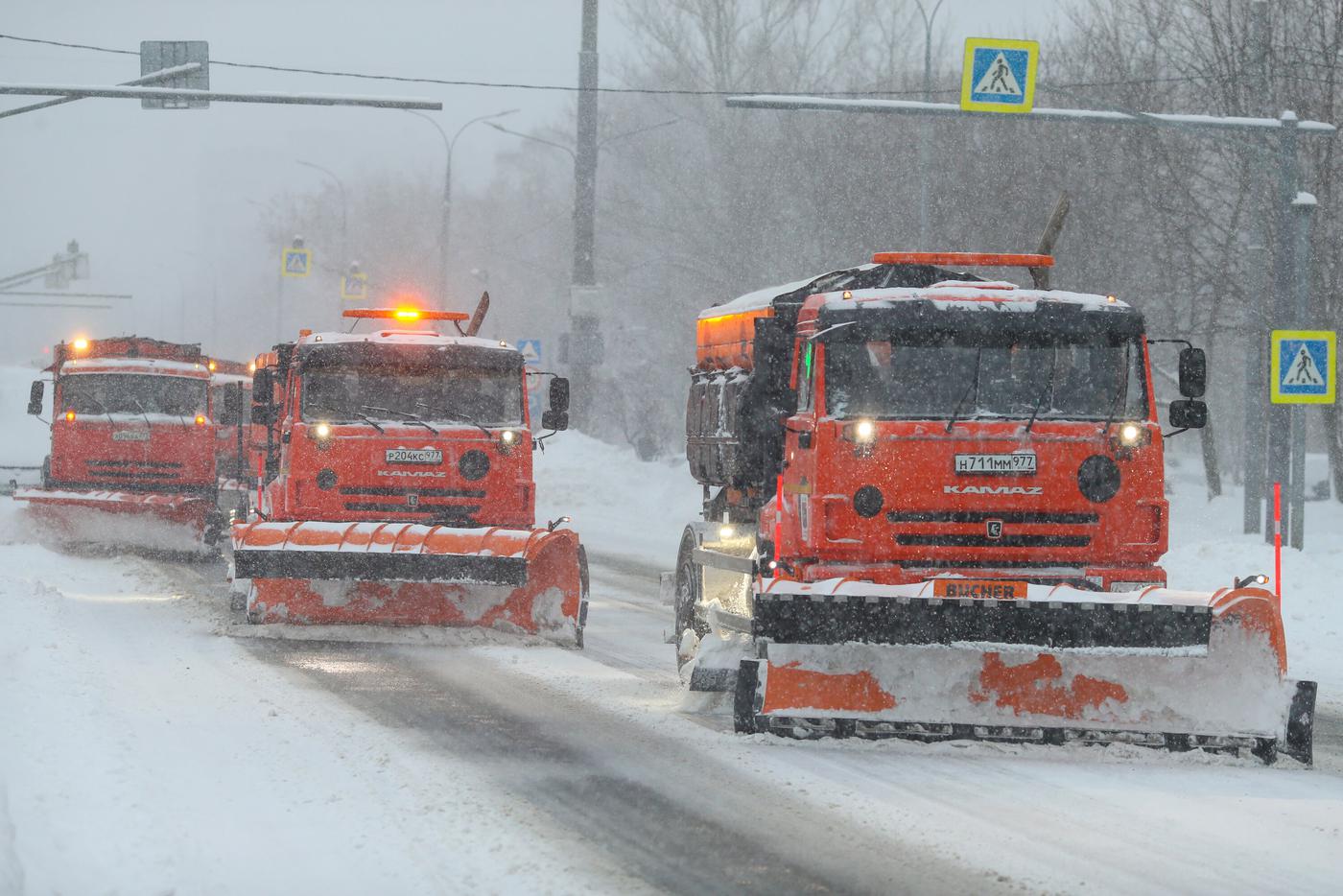 Столичные коммунальщики оперативно вывозят снег с улично-дорожной сети