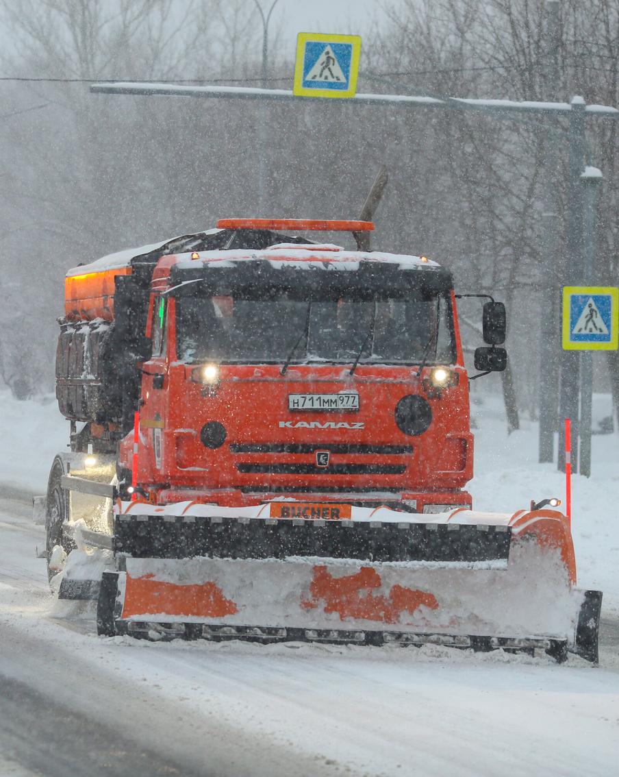 Столичные коммунальщики оперативно вывозят снег с улично-дорожной сети
