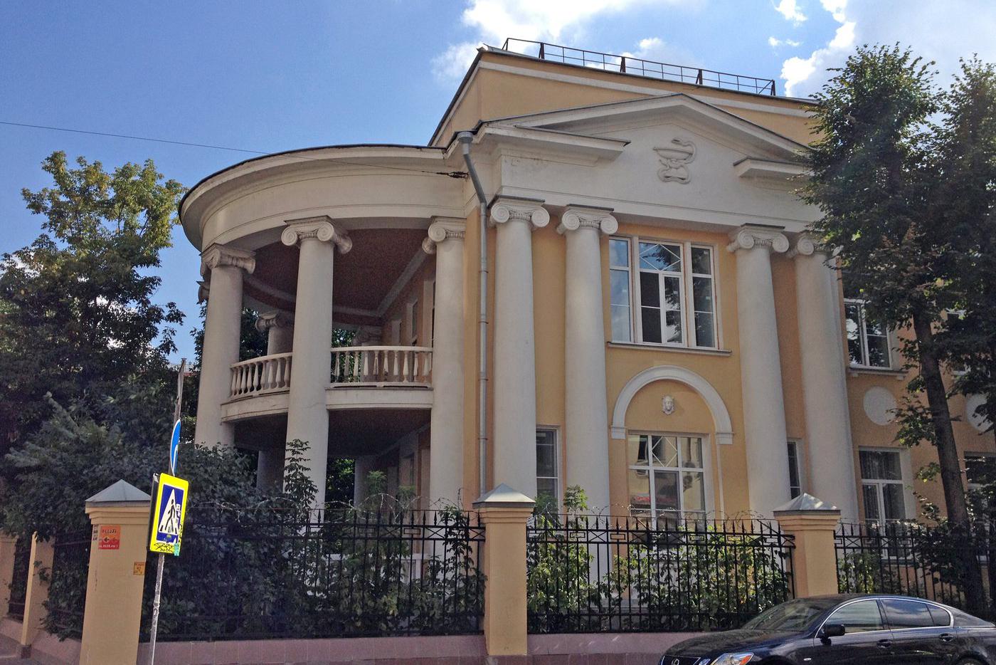 Современный вид построенного по проекту И. А. Иванова-Шица хирургического корпуса больницы имени Л. Ф. Гельмгольца.