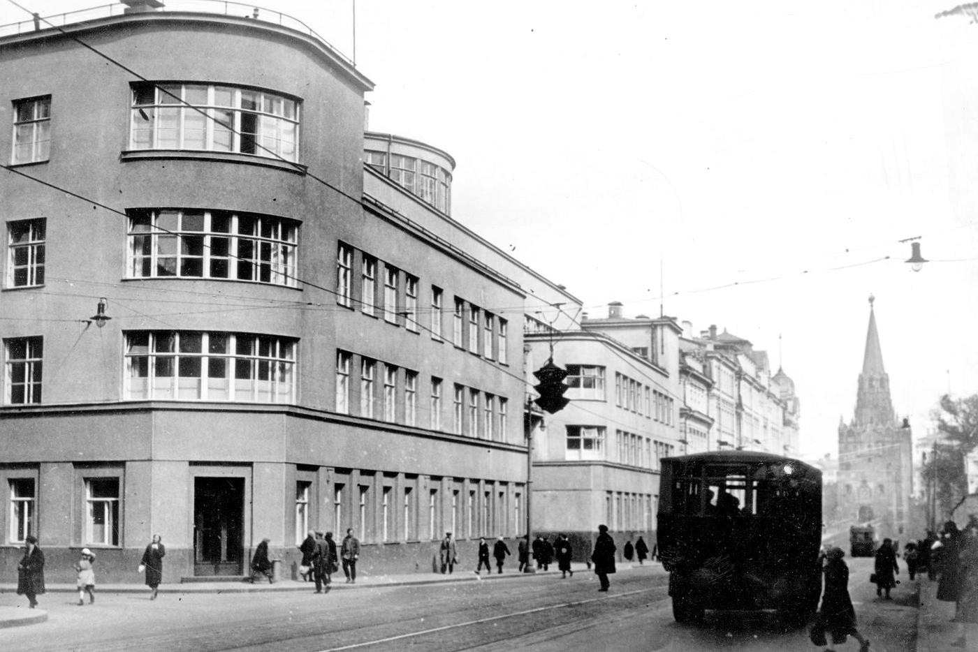 Н. В. Гофман-Пылаев, И. А. Иванов-Шиц. Кремлёвская больница с поликлиникой Лечсанупра Кремля на Воздвиженке. 1940-е гг. 