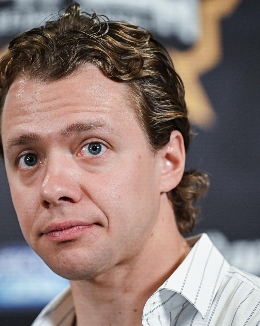 Панарина убрали из состава "Рейнджерс" перед возможным обменом. Российский форвард не сыграет перед паузой в НХЛ и готовится к смене клуба. Ранее руководство команды отказалось обсуждать с ним новый контракт на фоне перестройки состава