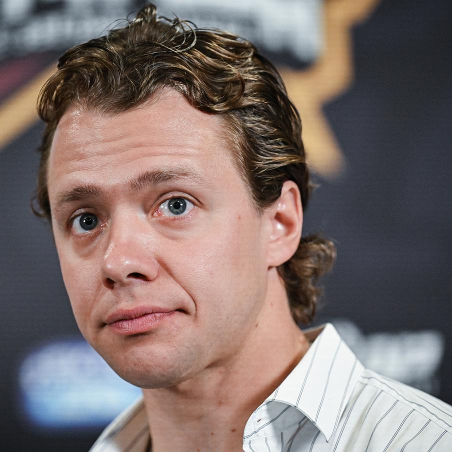 Панарина убрали из состава "Рейнджерс" перед возможным обменом. Российский форвард не сыграет перед паузой в НХЛ и готовится к смене клуба. Ранее руководство команды отказалось обсуждать с ним новый контракт на фоне перестройки состава