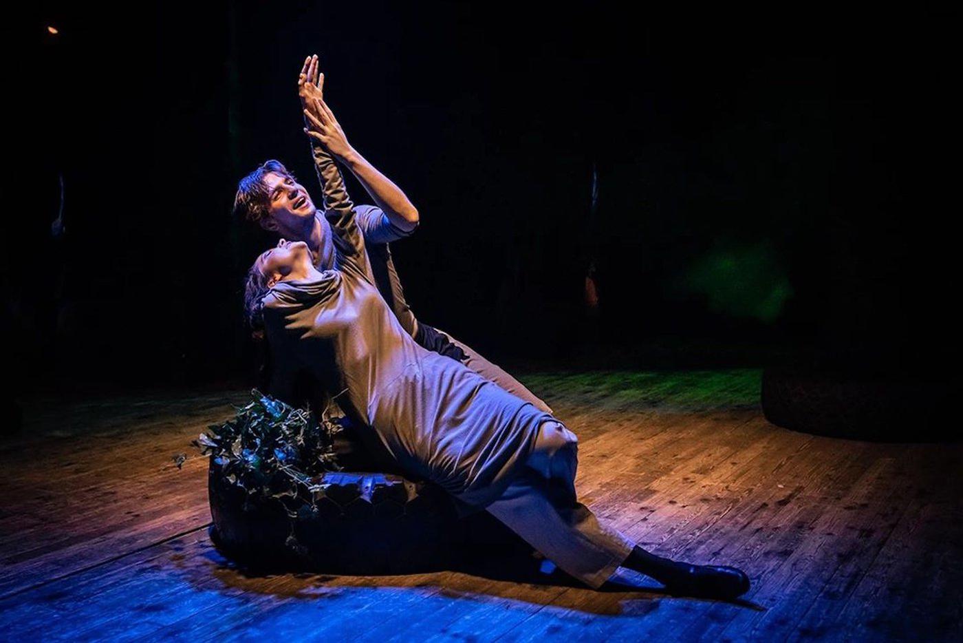 Великие романы и пьесы легко переживают смену эпох, особенно когда театр ищет в них не музейную ценность, а живые человеческие конфликты.