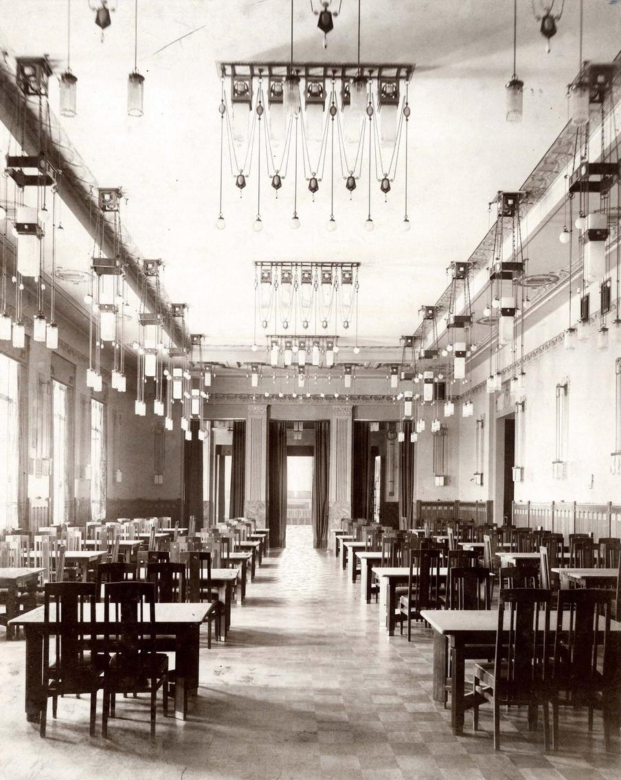 "Прекрасное восхищает": как Иванов-Шиц спроектировал историю своей жизни