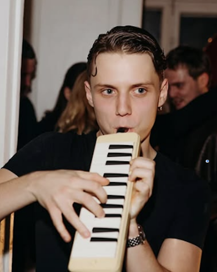 Звёзды в шоке: ИИ-хиты вытесняют из чартов живых артистов: подвинуться пришлось даже Ване Дмитриенко