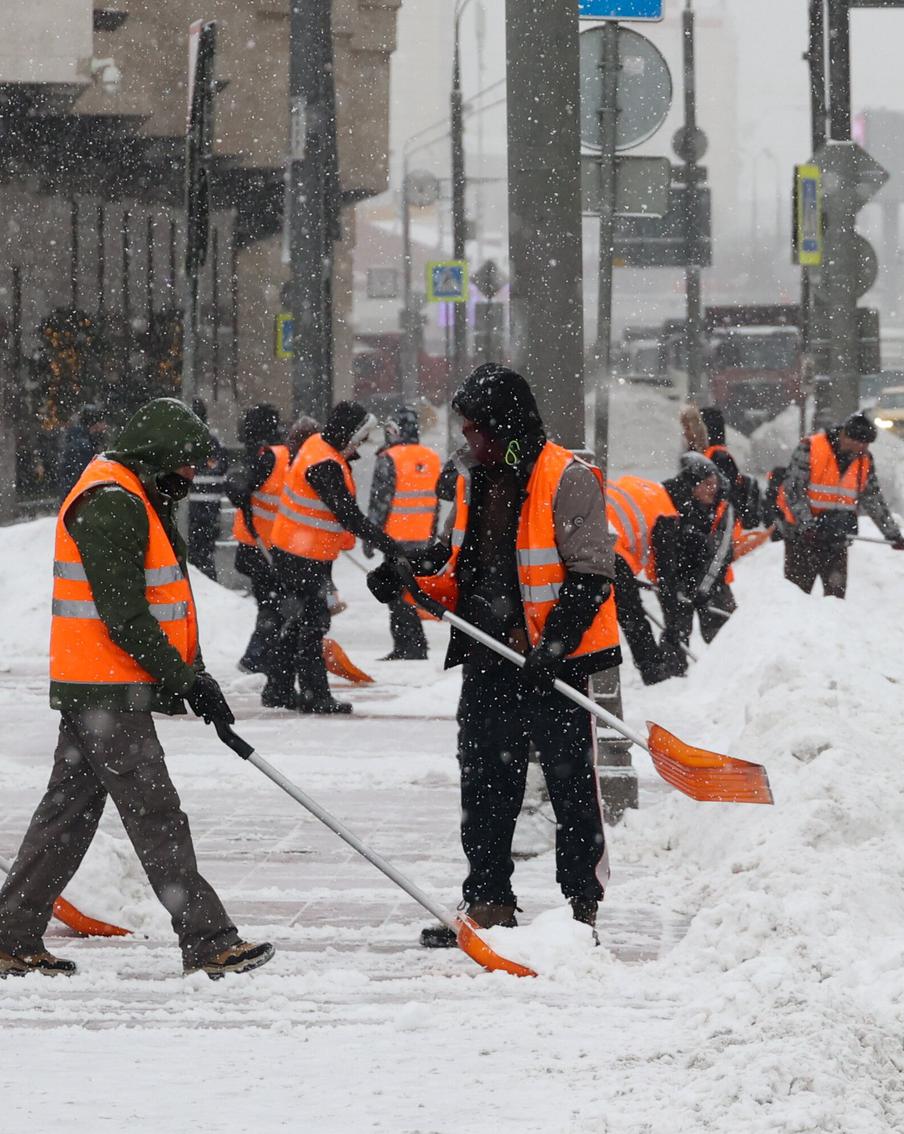 Как москвичи справляются с аномальными снегопадами
