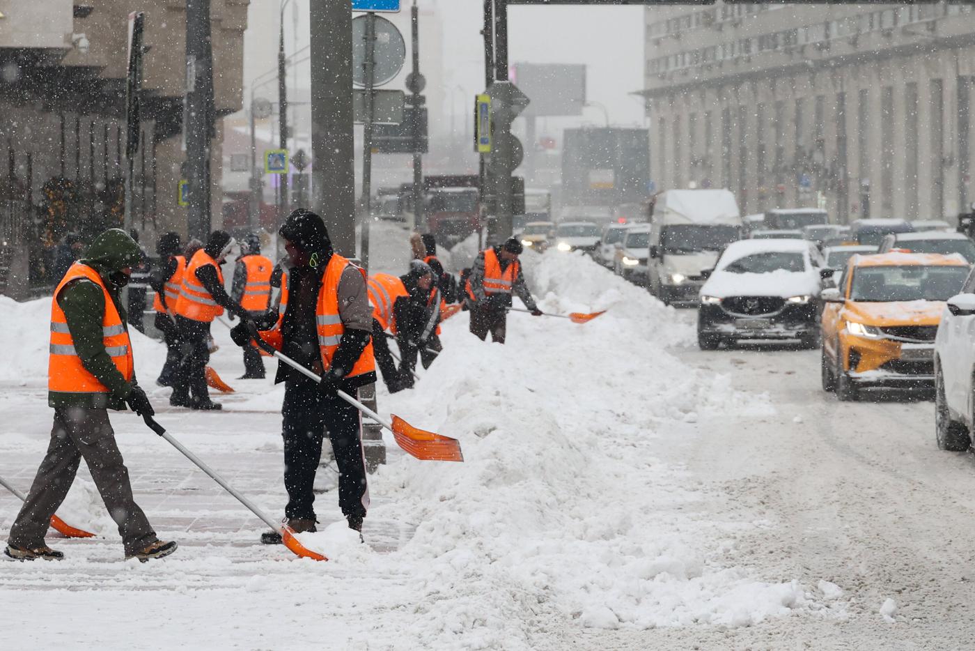 Соседи по сугробам: в Москве настало время взаимопомощи