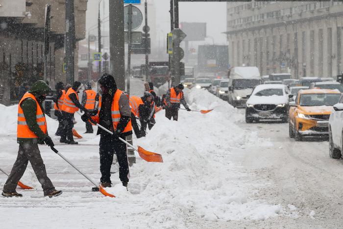 Как москвичи справляются с аномальными снегопадами