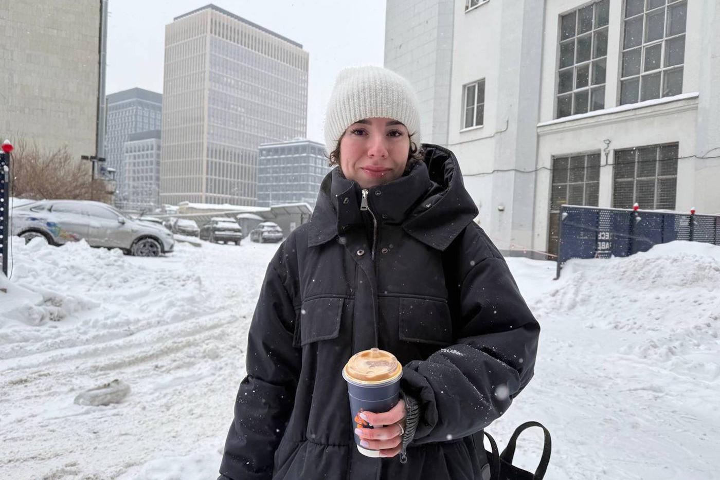 Лучезарную Алину трогает забота горожан о дворниках, круглосуточно работающих на морозе.