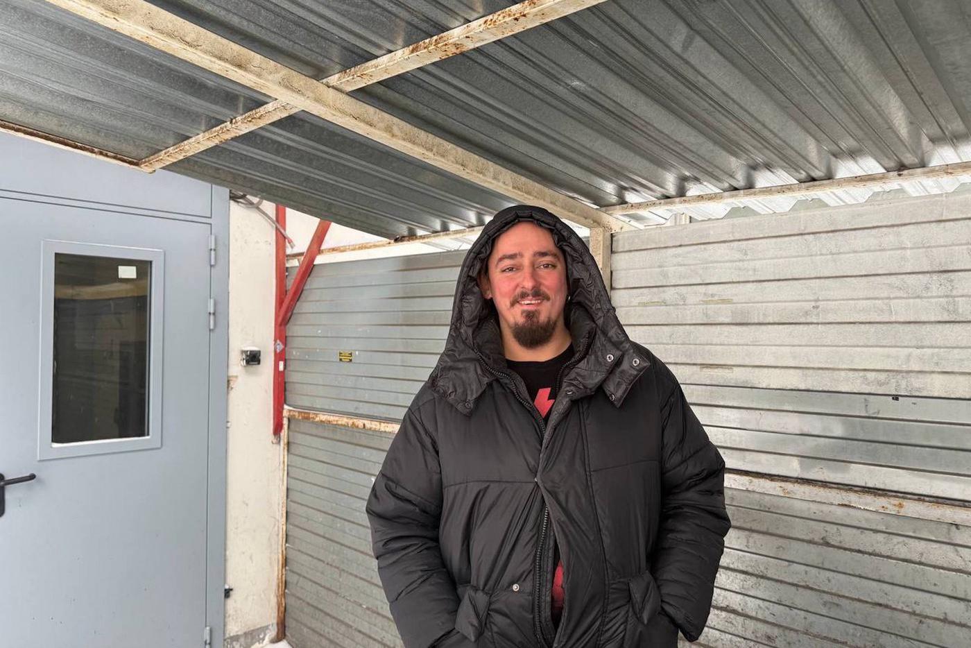 Евгений к раскопкам соседей равнодушен.