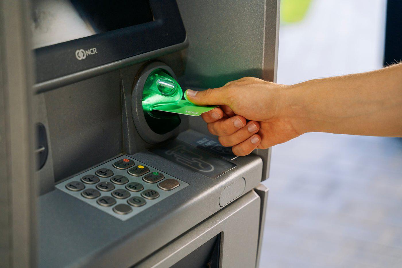 Эксперт призвала срочно заменить старые карты Visa и Mastercard