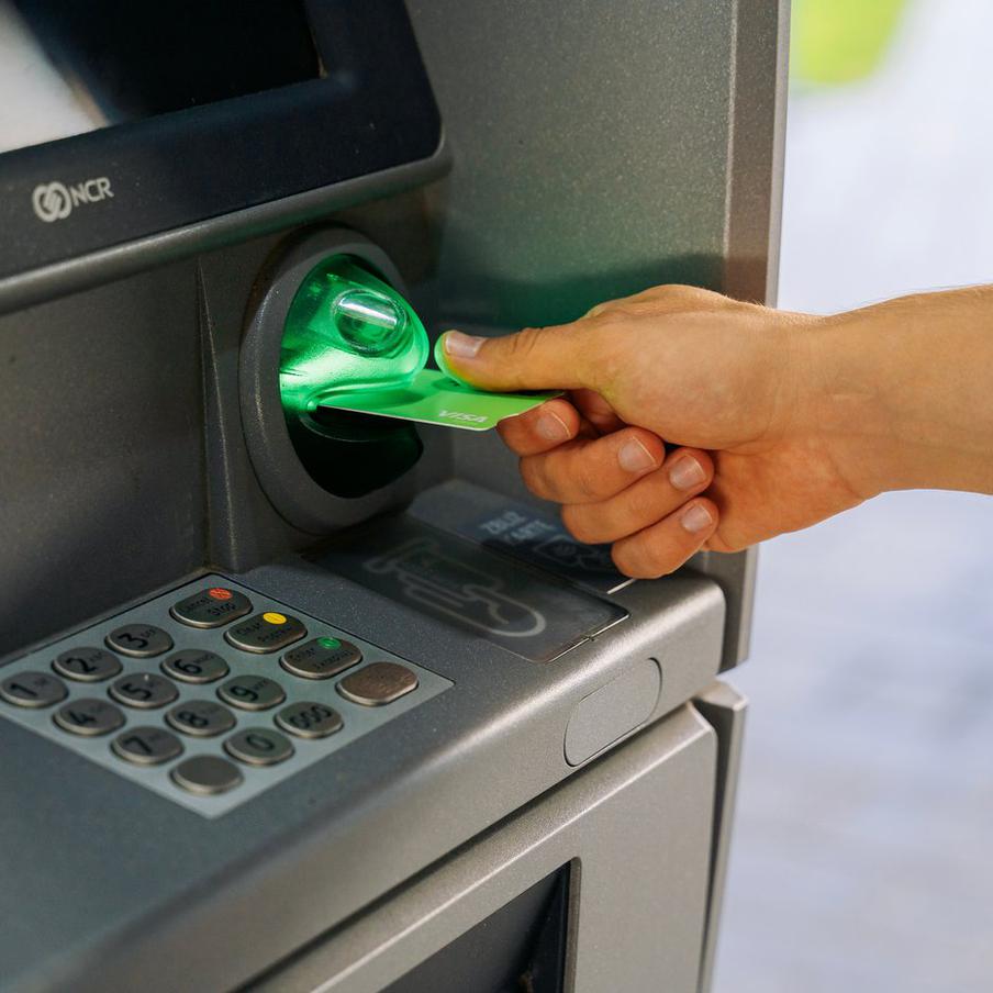 Эксперт призвала срочно заменить старые карты Visa и Mastercard. Карты ушедших платёжных систем могут стать уязвимыми для мошенников из-за истёкших сертификатов безопасности. Специалисты советуют не откладывать их замену, чтобы снизить риск кражи данных