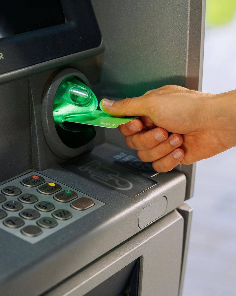 Эксперт призвала срочно заменить старые карты Visa и Mastercard. Карты ушедших платёжных систем могут стать уязвимыми для мошенников из-за истёкших сертификатов безопасности. Специалисты советуют не откладывать их замену, чтобы снизить риск кражи данных