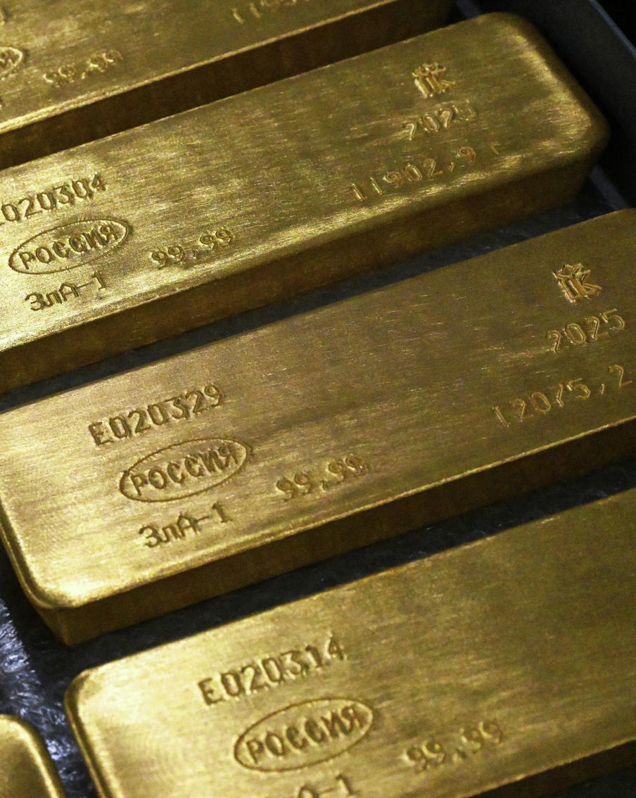 В России хотят запретить вывоз золотых слитков физлицам с осени. Минфин подготовил проект указа об ограничении вывоза золота через страны Таможенного союза. Документ уже направлен в правительство, предполагаемая дата вступления в силу – 1 сентября