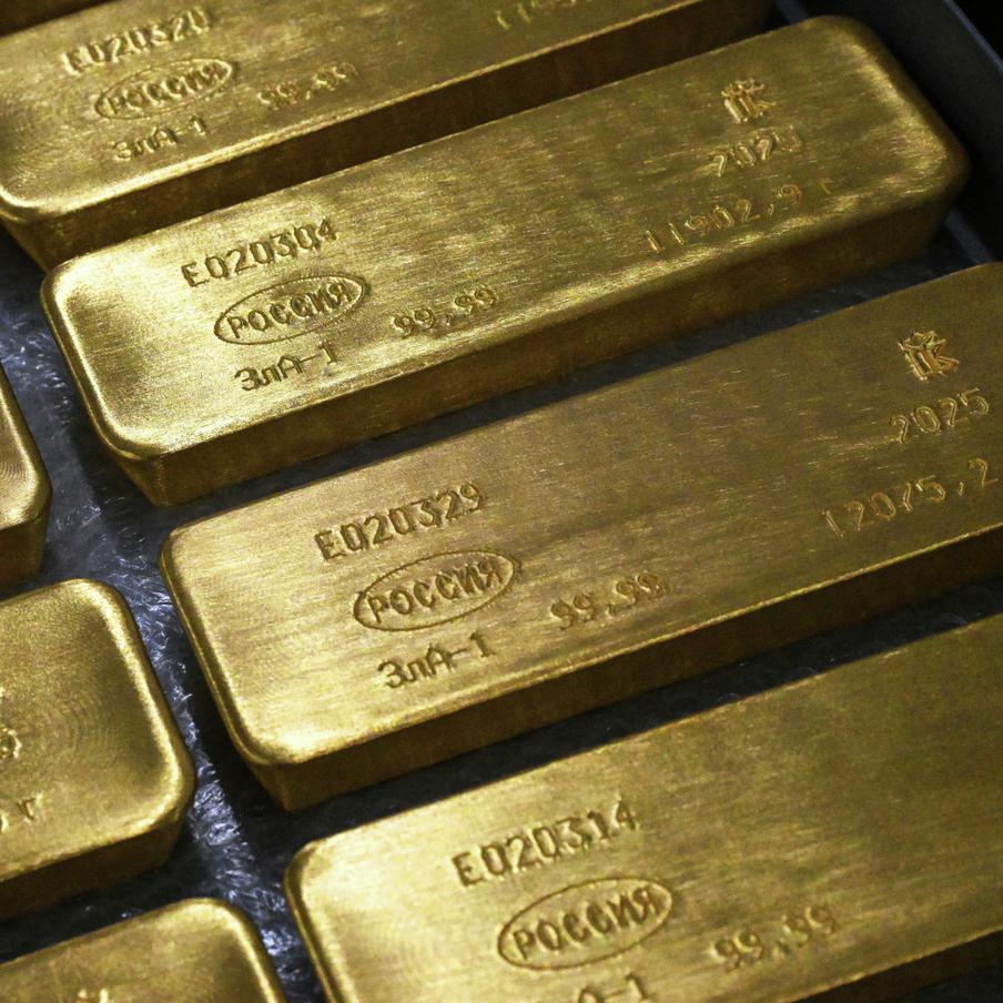 В России хотят запретить вывоз золотых слитков физлицам с осени. Минфин подготовил проект указа об ограничении вывоза золота через страны Таможенного союза. Документ уже направлен в правительство, предполагаемая дата вступления в силу – 1 сентября